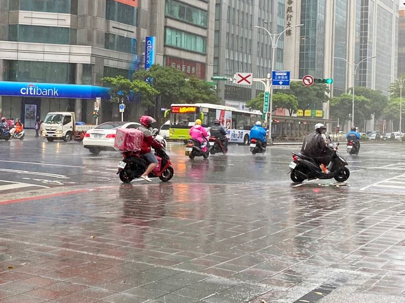 ▲卡努颱風今（3）日開始明顯影響北台灣，清晨中央氣象局已經針對北部多縣市發布大雨特報。（圖／記者蕭涵云攝）