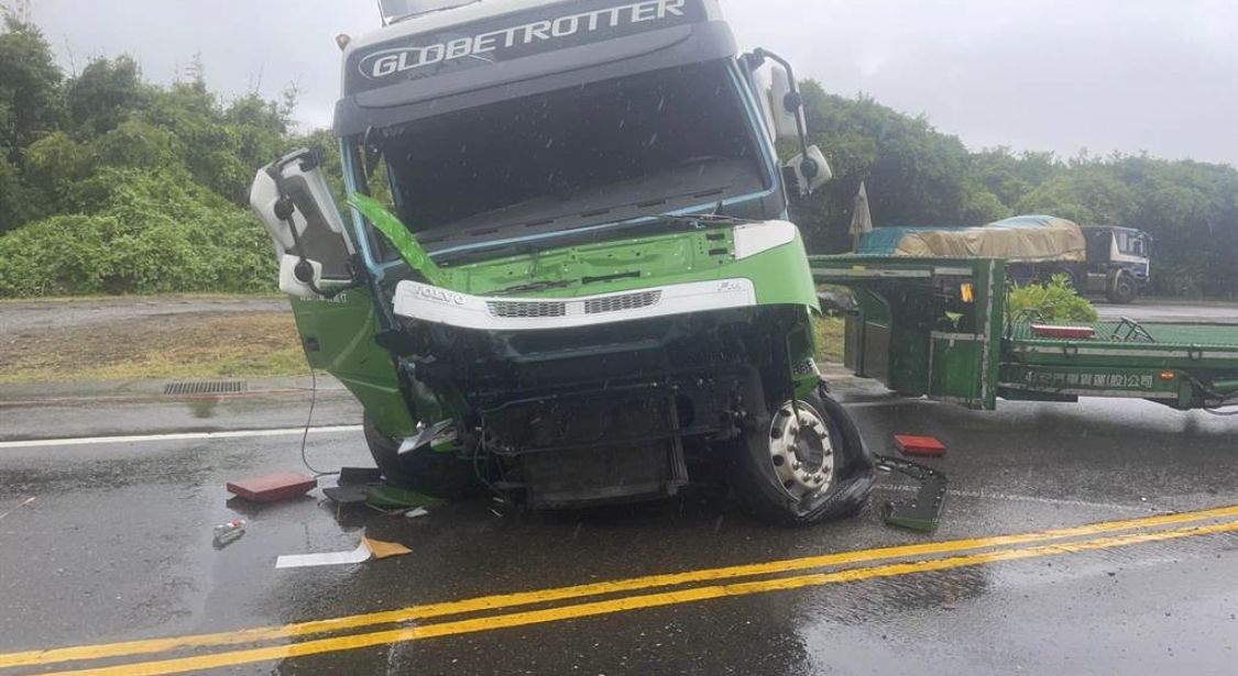 ▲貨櫃車打滑自撞。（圖／翻攝畫面）