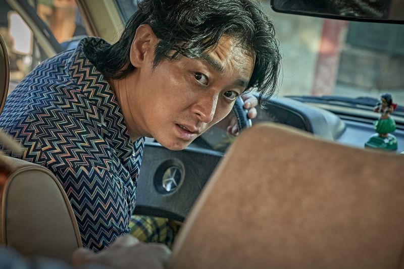 ▲朱智勛於《贖命救援》中飾演在黎巴嫩工作的計程車司機。(圖/車庫娛樂)
