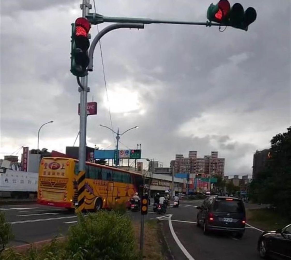 ▲桃園市國道一號楊梅交流道和台1線中山北路往埔心方向增設號誌，造成車流嚴重回堵引發民怨。（圖／翻攝畫面）