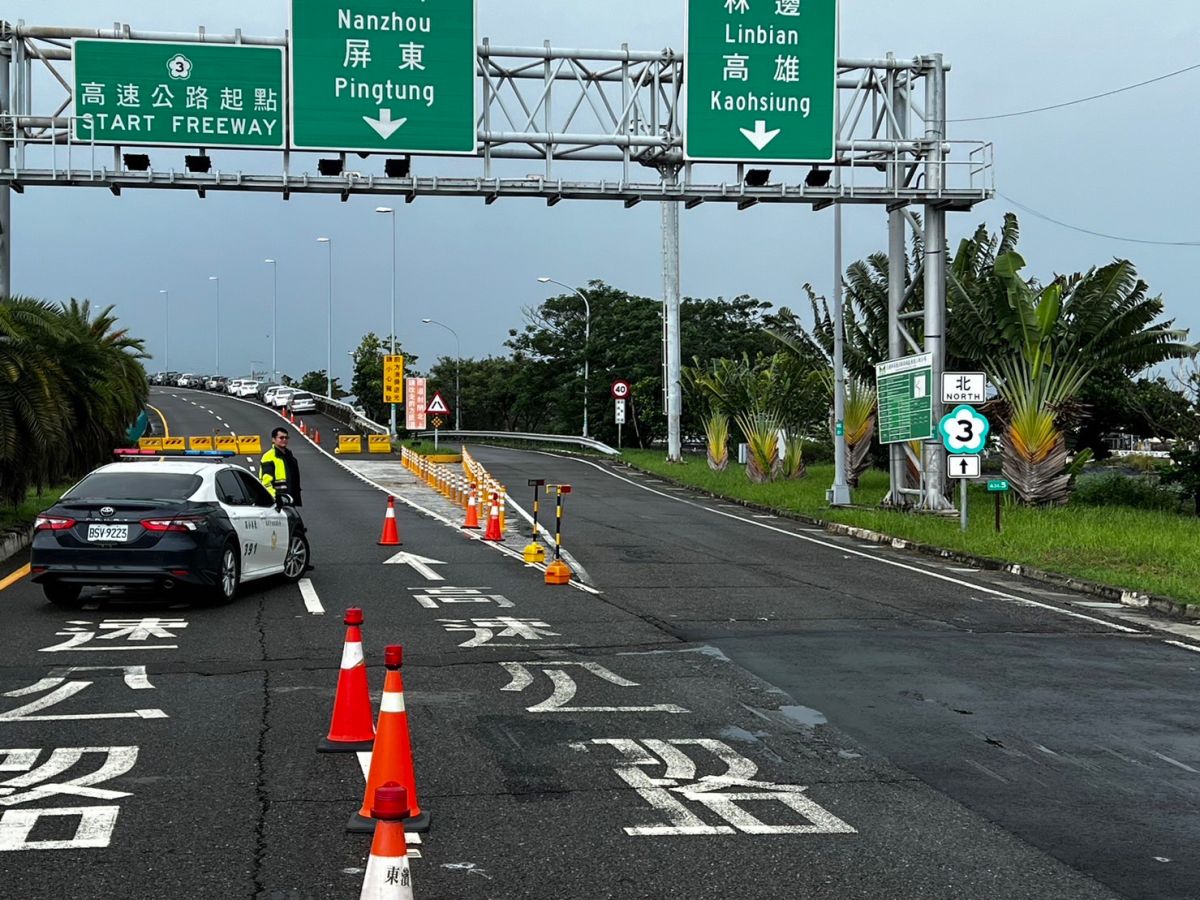▲因應杜蘇芮颱風帶來低窪地區淹水，屏東縣災害應變中心決定，開放國道三號林邊交流道至大鹏灣環灣道路之北上路段高架橋停車。（圖／東港警分局提供）