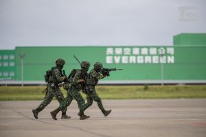 ▲漢光39號演習，桃園國際機場進行「反空機降操演」。(圖／軍聞社提供)