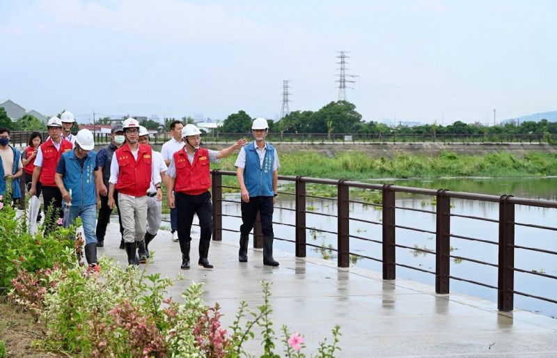 ▲因應杜蘇芮颱風來襲，市長陳其邁今天下午先後視察仁武和大社區交界觀音湖防汛整備工作。（圖／高市府提供）