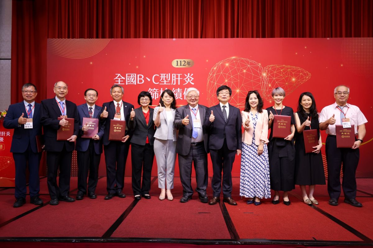 ▲「全國B、C型肝炎篩檢績優頒獎」分為四大獎項，包含縣市、鄉鎮市區及醫療院所在篩檢率以及醫師參與度、推動策略特色等之優異表現，共182名獲獎。（圖／國健署）