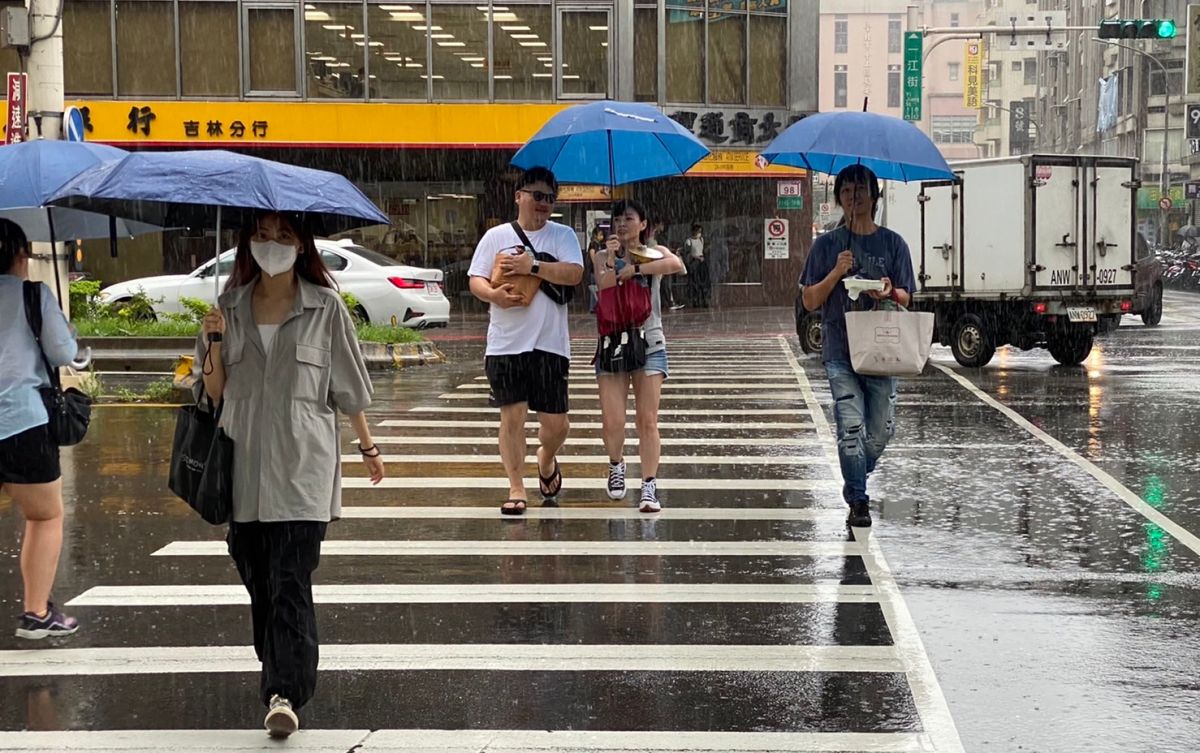 ▲勞工可不出勤、但雇主可不給薪；WFH、採遠距上班的員工，公司僅照常支薪。唯颱風假遇休假日還被要求出勤才有加班費。（圖／記者蕭涵云攝）