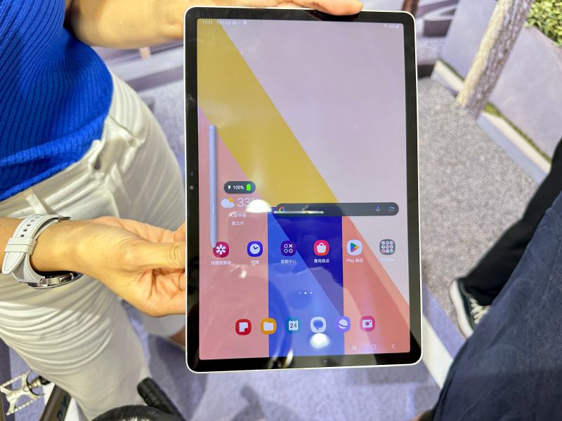 ▲Galaxy Tab S9系列平板的S Pen也升級支援IP68防塵防水，且可雙向充電。（圖／周淑萍攝）