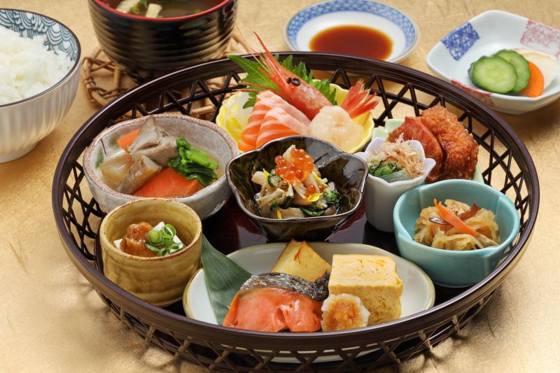 ▲北丸 KITAMARU的招牌菜色，包含濃縮版懷石料理的「花籃御膳」，結合了懷石料理中可見的八寸、生魚片、湯品、炸物烤物、燉菜、冷菜等菜色。（圖／北丸 KITAMARU提供）