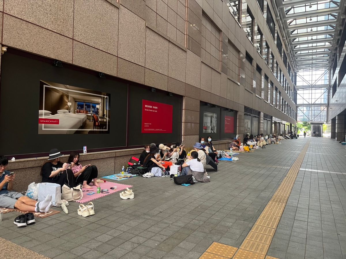 ▲不畏颱風雨勢，漫博粉絲26日下午就帶現場排隊入場，除了有台灣粉絲外也有不少日籍旅客。（圖／記者鍾怡婷攝）