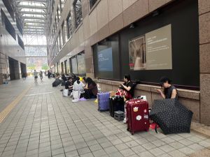 ▲現場有不少來自日本的旅客，也有台灣粉絲準備行李箱到現場搬貨。（圖／記者鍾怡婷攝）