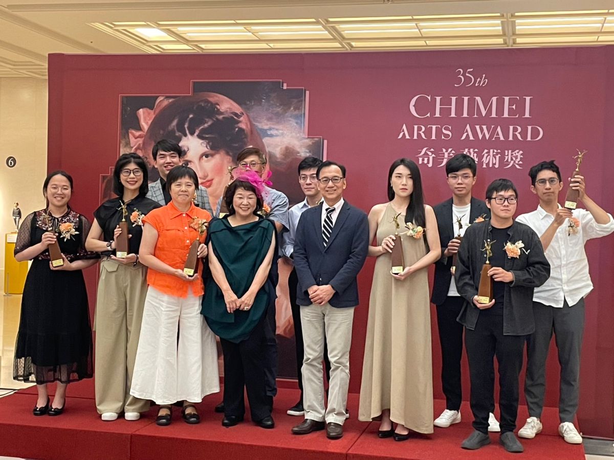 ▲10位奇美藝術獎得主與奇美文化基金會執行長郭玲玲及奇美博物館館長許家彰一同合影（圖／記者林怡孜攝，2023,07,26）