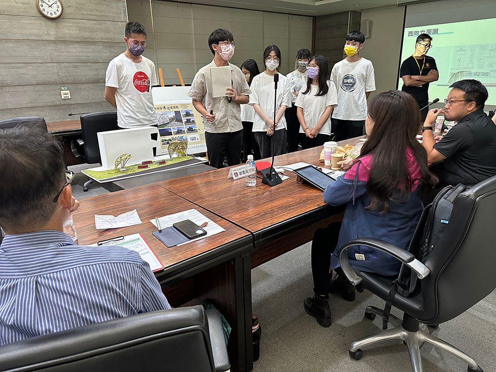▲大專學生在築角競賽過程中表現優異，並適當地使用海報、模型及小型道具作為展示，讓青年團隊展現自信與設計理念（圖／台南市都發局提供）