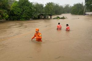 強烈颱風蘇拉襲擊北菲律賓　千人躲避洪水逃離家園
