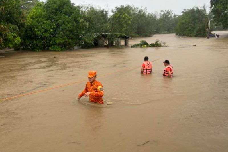 ▲菲律賓救難官員表示，隨著超強颱風蘇拉（Saola）橫掃菲律賓北部引發洪水肆虐主要鄉村地區，逾千人被迫逃離家園。資料照。（圖／美聯社／達志影像）