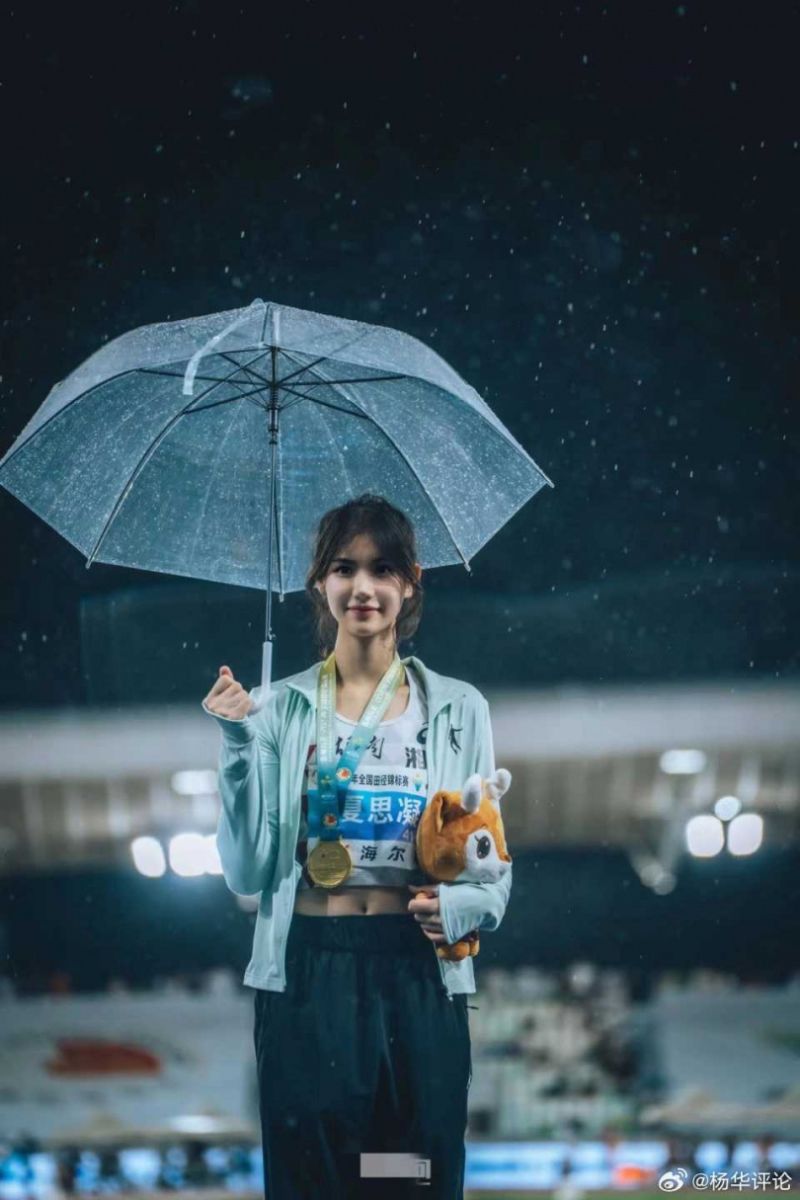 ▲夏思凝雨中撐傘領獎的照片也引起討論，不少人稱讚她氣質出眾。（圖/微博＠楊華評論）