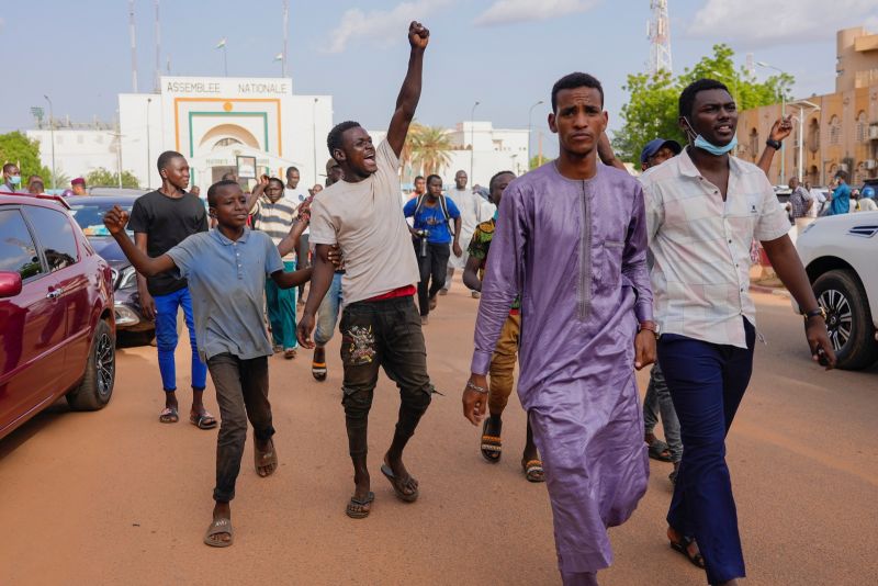 ▲西非國家尼日的總統衛隊扣押總統貝佐姆（Mohamed Bazoum）後，這個脆弱的國家明顯發生政變。（圖／美聯社／達志影像）