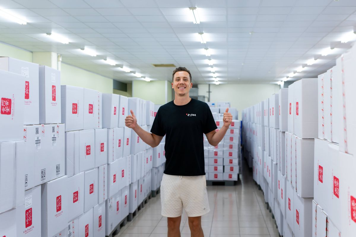 ▲在台灣有著高知名度的邁阿密熱火射手「阿舍哥」Duncan Robinson首訪台南乾麵工廠，化身「一日特派裝箱員」。（圖／阿舍食品公關提供）