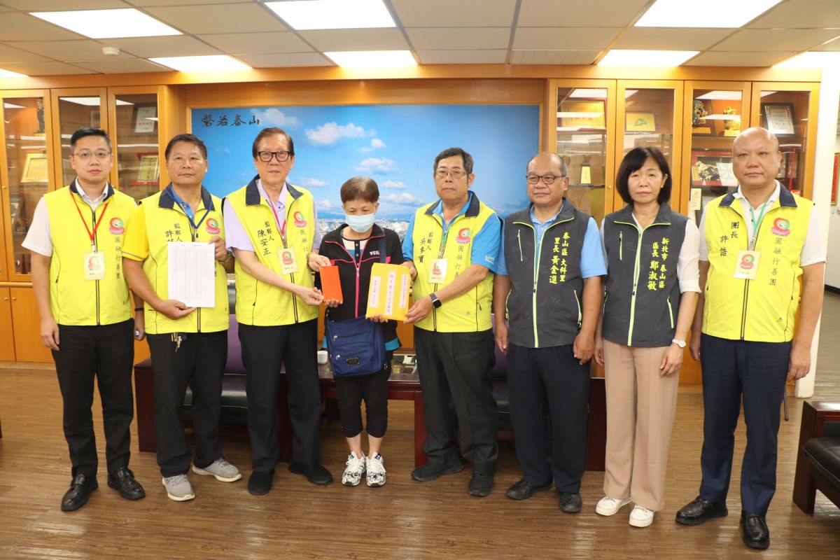 ▲罹患乳癌婦人因誤以為健保卡遭鎖卡不敢就醫，經泰山公所媒合圓融行善團協助，將募得款項交由錢女媽媽，希望能緊急救援一家生活。（圖／新北市泰山區公所提供）