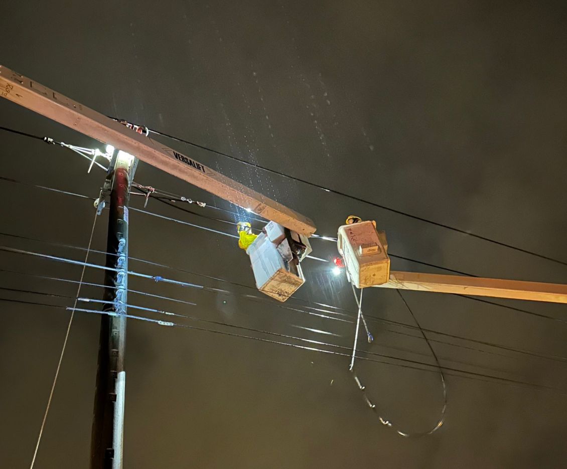 ▲台電呼籲民眾加強固定招牌看板、廣告帆布等戶外設備，避免遭強風吹落損壞電線而造成斷線或停電，也請民眾切勿碰觸斷落電線。（圖／台電提供）