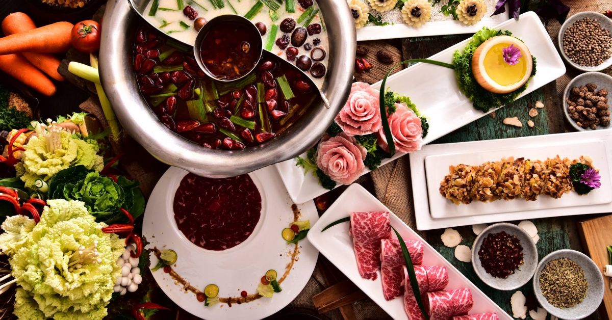 ▲寬巷子對外標榜要將火鍋食材推向創意藝術境界，而寬巷子分店最後一家微風信義店，也宣告將於7月底結束營業。（圖／取自寬巷子臉書）