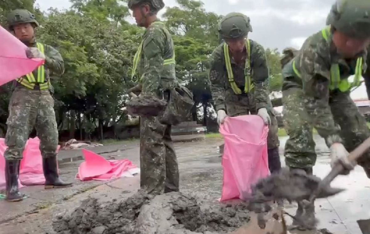 ▲陸軍機步第三三三旅因應杜蘇芮颱風， 依令派遣預置兵力赴林邊鄉公所，協助林邊居民裝置沙包作業，以保障民眾生命財產安全。（圖／陸軍第四作戰區提供）