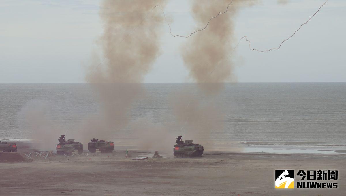 ▲AAV7兩棲突擊車發射導爆索排雷。（圖／記者呂炯昌攝，2023.07.27）