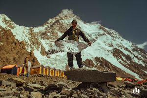 ▲台灣極限登山家呂忠翰（阿果）以無氧攀登方式今（27）日成功登頂世界第二高、海拔8,611公尺的喬戈里峰（又稱「K2」）。（圖／橘子關懷基金會提供）