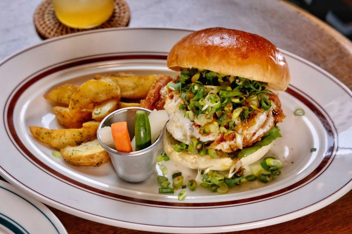 ▲繼香菜漢堡之後，「青春．Aoharu Burger」推出新口味「青蔥太陽照燒炸雞堡」，以炸雞搭配煎得焦香的太陽蛋和七味粉，還有滿滿青蔥。（圖／記者葉盛耀攝）