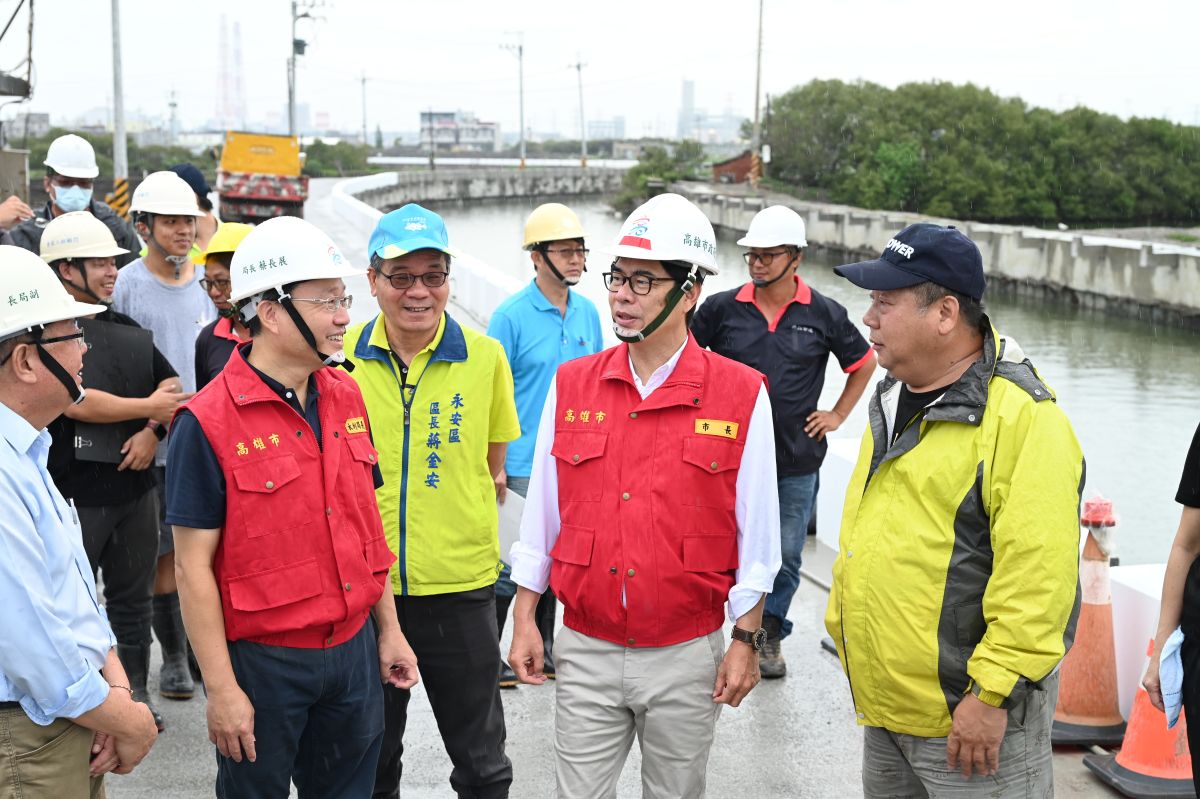 ▲杜蘇芮颱風逐步逼近，陳其邁視察永安區移動式抽水機佈設點與永安區新港抽水站時，要求靈活運用移動式抽水機，並機動調整設置位置，以迅速應對可能導致積淹水的情況。(圖／高市府提供)