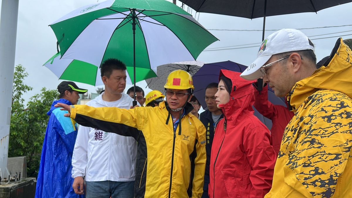 ▲屏東縣長周春米上午前往沿海低窪地區視察抽水站運轉情況，並保證大雨來時抽水站一切正常運轉。（圖／屏縣府提供）