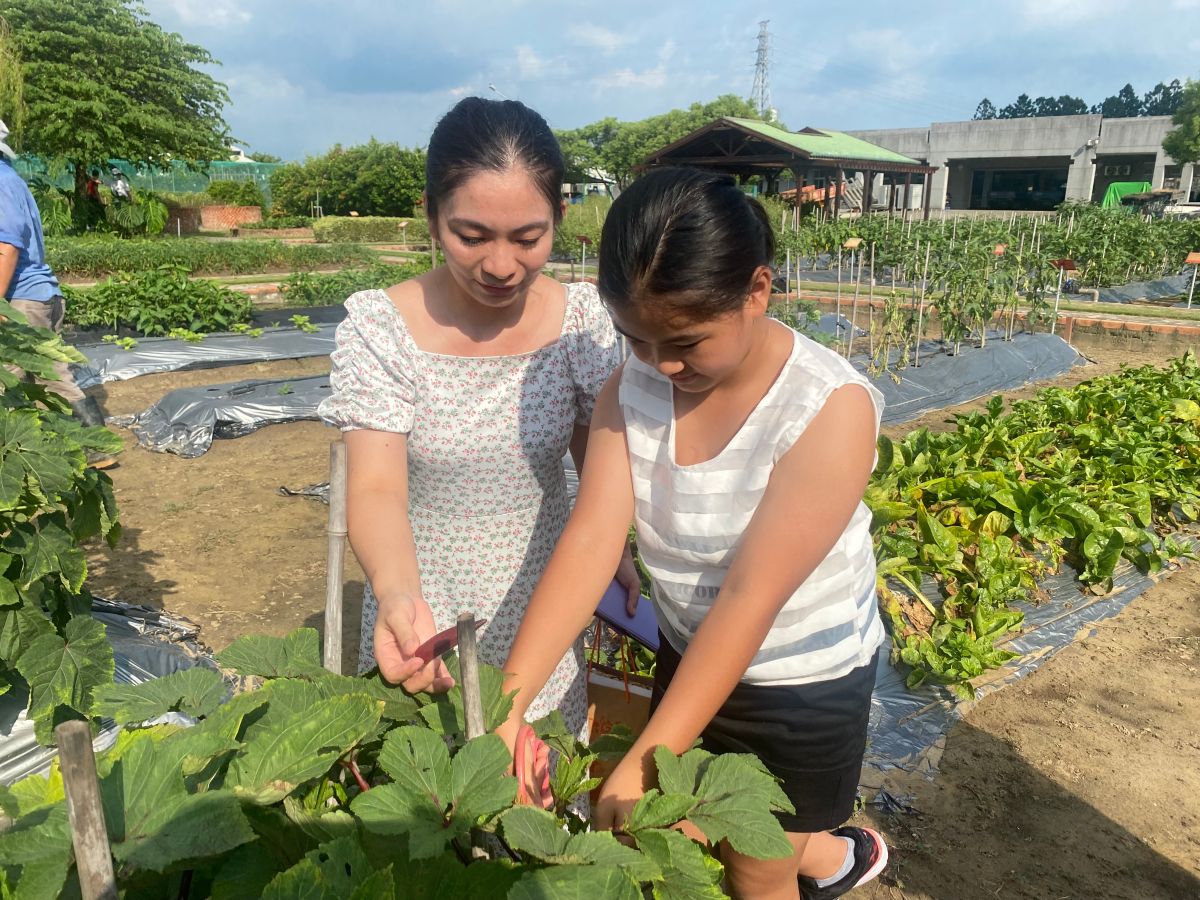 ▲新住民家庭體驗田園樂趣。（圖／移民署）