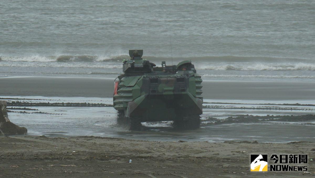 ▲漢光39號演習「聯合反登陸作戰操演」，陸戰隊AAV7兩棲突擊車模擬敵軍登陸戰車。（圖／記者呂炯昌攝，2023.07.27）