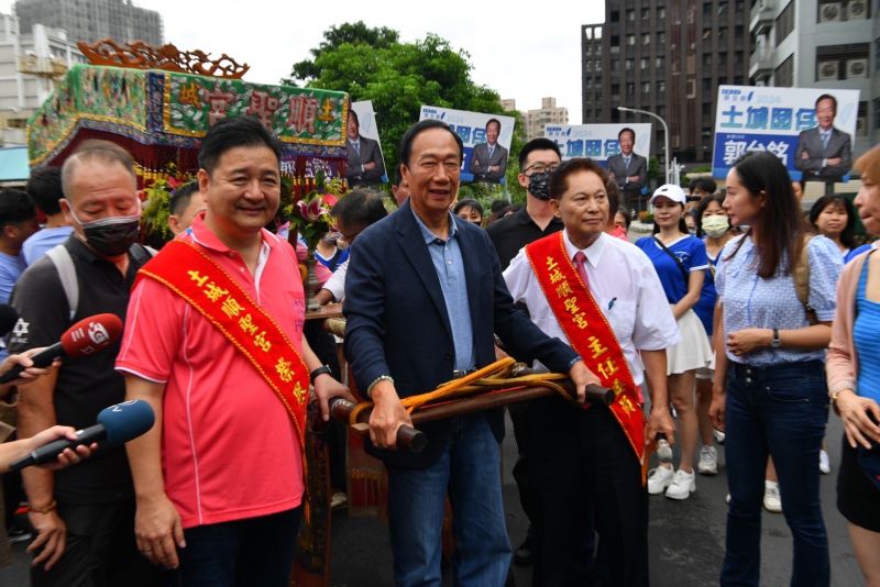 ▲郭台銘上午新北市土城區順聖宮上香祈福，新北市立委參選人林金結（左一）也陪同。（圖／郭台銘辦公室提供）