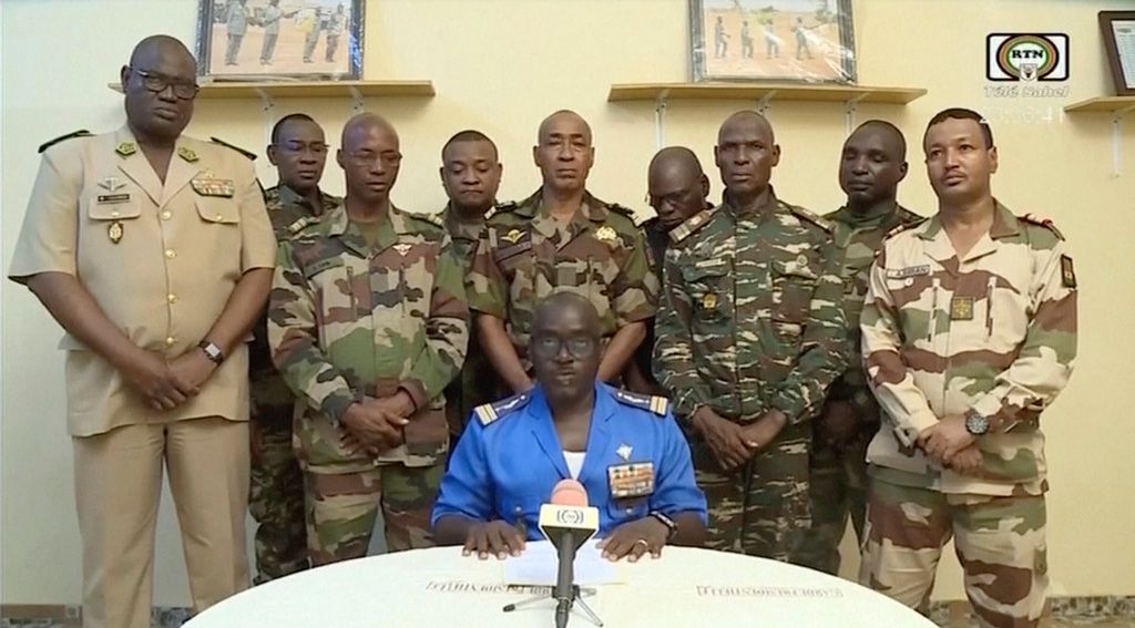 ▲西非國家尼日於26號晚間發生政變，陸軍發言人阿卜杜拉赫曼（Amadou Abdramane）上校在國營電視發表演說，表示由於安全局勢惡化、社會和經濟管理不善，軍隊決定結束貝佐姆政權，接手國家。（圖／美聯社／達志影像）