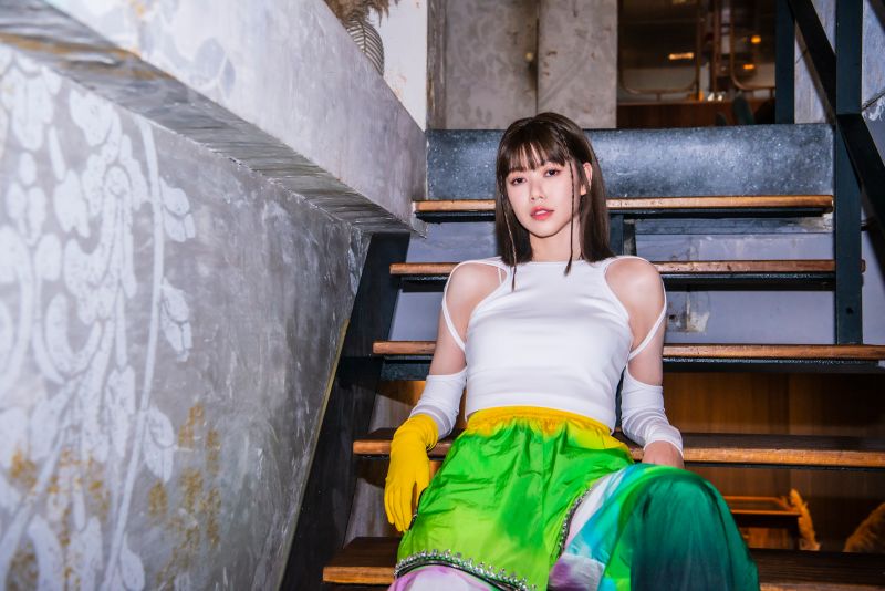 ▲蔡恩雨曾經遇到渣男，看到前男友與女同事的曖昧簡訊、卡片。（圖／華納音樂提供）