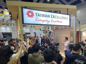 ▲ARCHIDEX台灣精品館於26日下午舉行開幕記者會，現場共有31位當地媒體出席，對於台灣創新產品展現高度興趣。（圖／貿協）