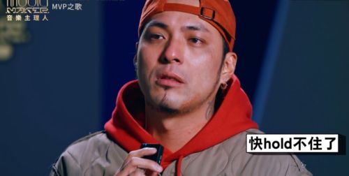 ▲▼嘎嘎在2023年參賽節目《音樂主理人》（上圖）、2025年參演電影《角頭—鬥陣欸》，逐步回到大眾視線。（圖／東風衛視提供、嘎嘎臉書）