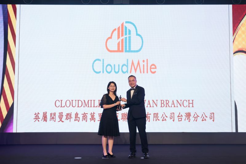 ▲《HR Asia》總編輯吳恩明頒獎予 CloudMile 萬里雲人資經理李玳逸。（圖／品牌提供）