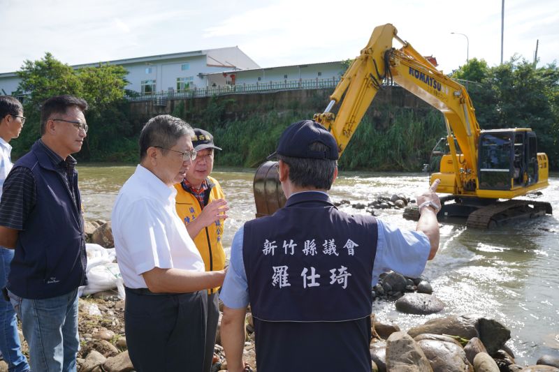 ▲清除當日因為河川水位過高，環保局表示將於颱風過後，視水位與安全情況，再度與二河局進場確認，務必讓污染物質遠離水源。（圖／新竹縣政府提供）