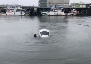 海巡破窗救援！男子颱風期間連人帶車落海
