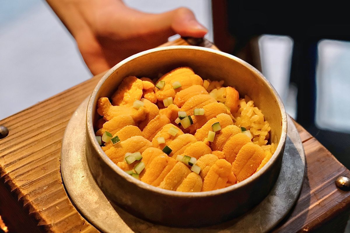 ▲ 乾杯集團旗下老乾杯與KANPAI CLASSIC兩品牌，同時都推出三款超奢華海味釜飯，最受矚目的就屬鋪滿滿滿爆量的日本赤海膽的「黃金海膽釜飯」。（圖／記者葉盛耀攝）