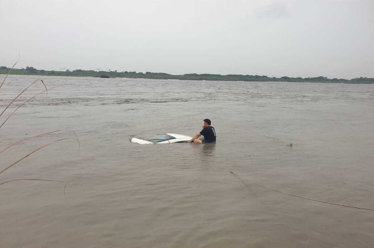 ▲鐘男表示因與老婆電話發生口角糾紛，開車過程中不慎駛入高屏溪，立即撥打電話求助且表示無需送醫已離開現場。（圖／記者郭凱杰翻攝）