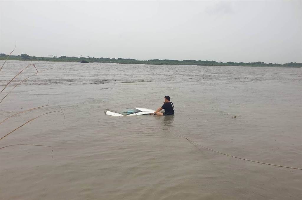 ▲鐘男一時分心，不慎連人帶車衝入高屏溪。（圖／翻攝畫面）