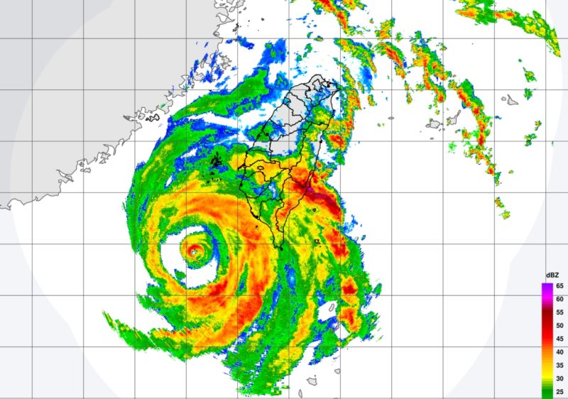 ▲杜蘇芮颱風今（27）日下午的移動路徑有些偏北，還是要提醒南部、東半部民眾要留意明日才趨緩的較大雨勢。（圖／翻攝中央氣象局官網）