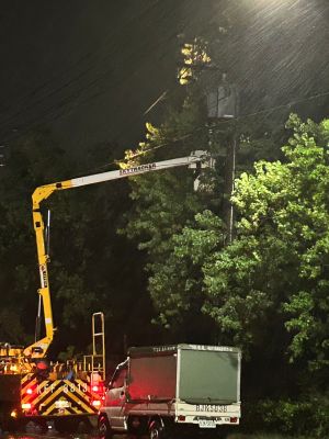 ▲高雄入夜風強雨大，多處出現停電情形，台電緊急出動搶修。（圖／台電提供）