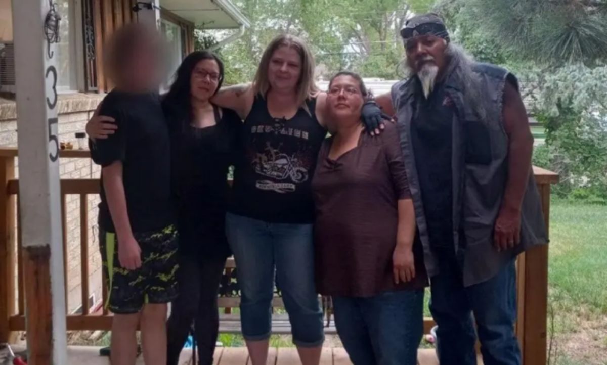 ▲美國一名42歲的女子，帶著妹妹和兒子體驗野外求生、離群索居，疑似經驗不足，3人最終命喪黃泉。圖為3人生前與其他家庭成員合影。（圖／翻攝自紐約郵報）