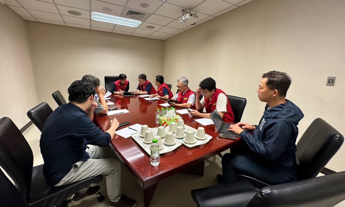 ▲杜蘇芮颱風昨(27)日入夜後加強力道，陳其邁凌晨1時再次進駐應變中心與各局處首長開會除宣布28日停班停課外也要求清除各項障礙物，確保道路暢通。(圖／高市府提供)