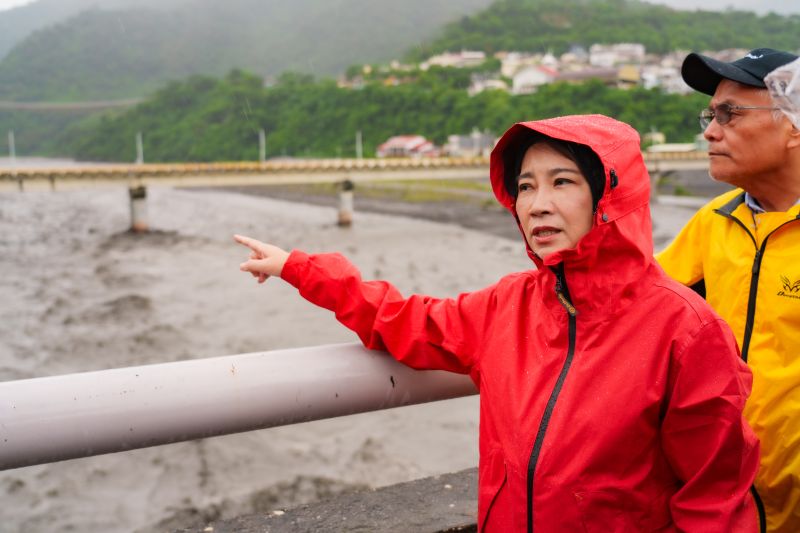 ▲周春米視察三地門大橋，發現橋面中段伸縮縫出現裂痕，要求公路局三工處在颱風過後著手研議改善補強工程。（圖／屏縣府提供）