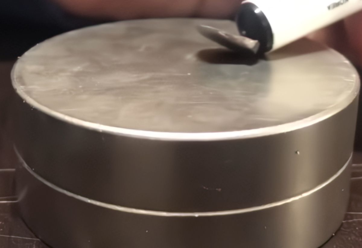 ▲南韓科學團隊宣稱，他們找到了名為LK-99的「室溫常壓超導體」，然而韓國超導體低溫學會驗證委員會今天發表實驗研究結果，認為完全沒有證據可證明LK-99為室溫超導體。（圖／sciencecast）