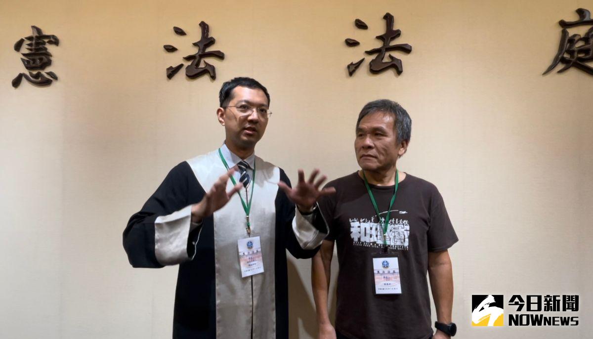 ▲華航企業工會理事長劉惠宗（左）與訴訟代理人周政律師（圖／記者潘千詩攝，2023.07.28）