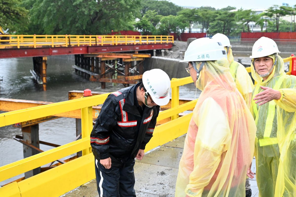 ▲杜蘇芮颱風剛離開高雄市長陳其邁今天下午立即冒著風雨先後前往苓雅區清潔隊、執行龍德新橋與在鼓山區進行變電箱更新作業的工作同仁們。(圖／高市府提供)